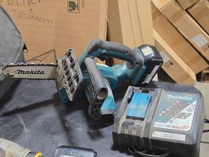 Makita� 18V 4-12 Bar Chainsaw XCU01 with Battery, Charger