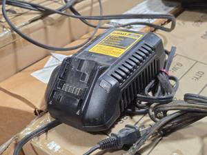 DeWalt� 12V (Max) Li-Ion Battery Charger DCB100