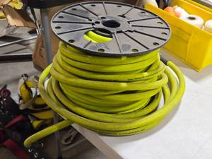 Husky� 300-PSI Air Hose on Reel 38 (9.5mm) x 100