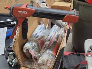 Hilti� HDM 500 Dispenser with (4) Hilti HIT-HY100 500ml830gm  (4) Hilti HIT-HY100 330ml550gr