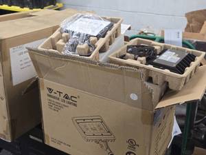 Lot of (1 Box) V-Tac LED Flood Light with Bracket 30W 5000K 8-count ( 8 total items )