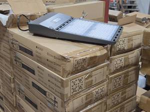 Lot of (10) V-Tac Shoebox LED Area Light VT-SBN2-240W-850 240W 5000K 100-277V