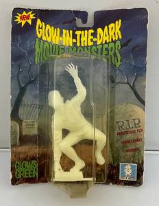 1990 Uncle Milton Glow-In-The-Dark Movie Monsters Hunchback Of Notre Dame (On Original Card) Card Beat up