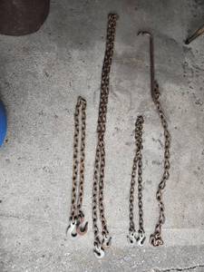 Heavy-duty chains with hooks and a tow hook - 1 is Approx. 64, 1 is approx. 126, 1 is approx. 116 , 1 is approx. 62
