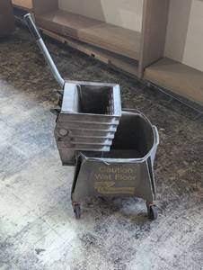 Commercial Rubbermaid Mop Bucket with Ringer
