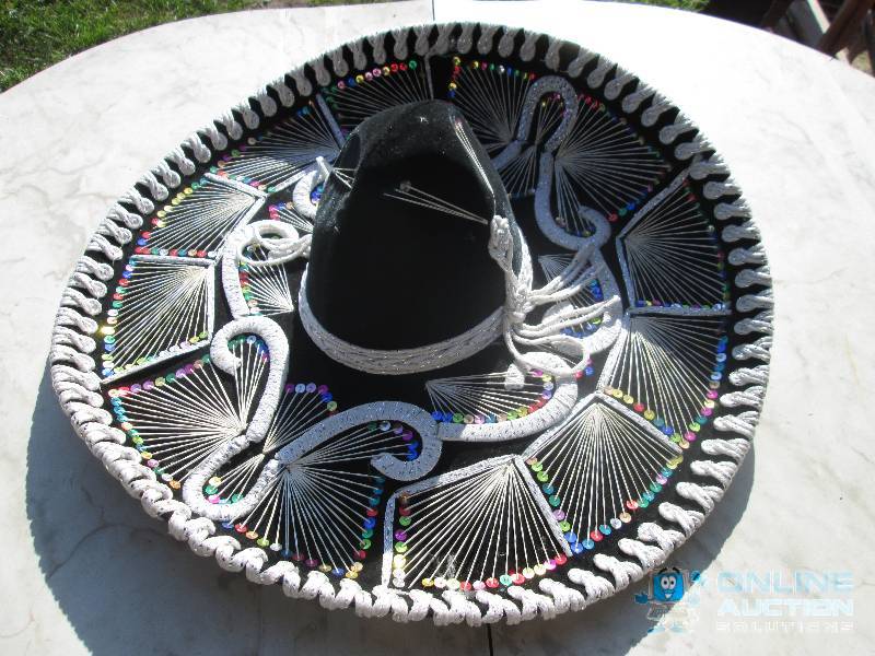 Sombrerro hat, looks like new2 feet...