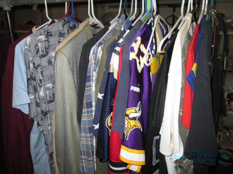 Lot of assorted clothing, mainly bo...