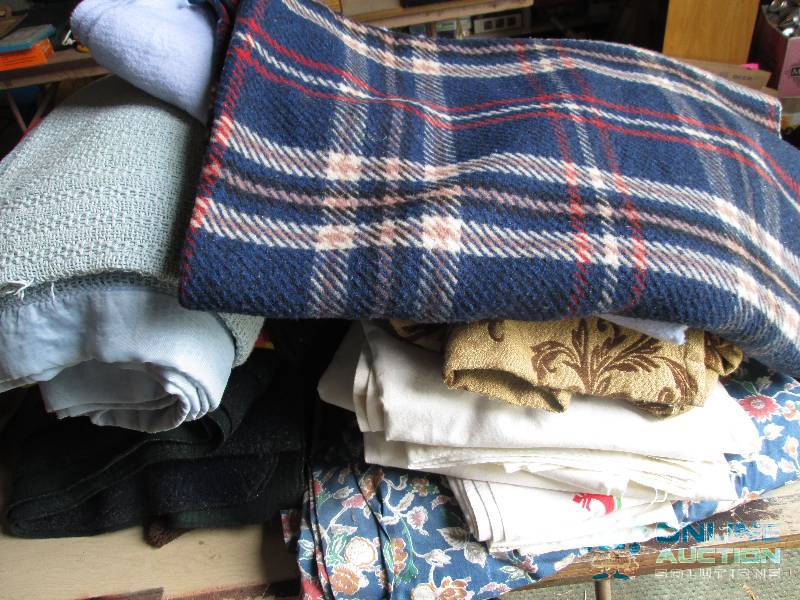 Lot of assorted blankets...