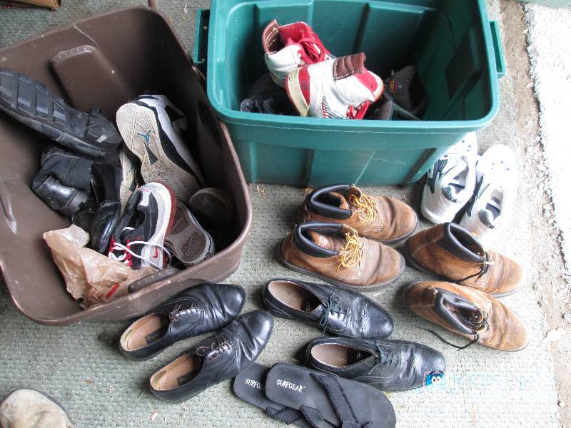 Lot of assorted shoes...