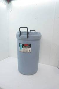 30 Gallon Rubbermaid Garbage Can