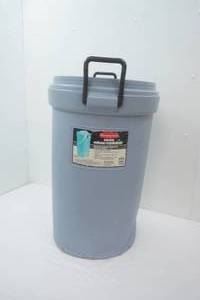 30 Gallon Rubbermaid Garbage Can