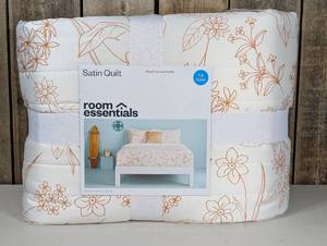 FullQueen Satin Quilt, Flower Design - Room Essentials,