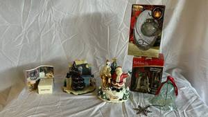 Flicker N Glow Illuminated Ornament Stand with Glass Ornament - Rauch Holiday Decor