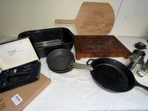 Kitchenware Lot Lodge Cast Iron Screwpull Roaster Board Pans