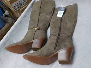 Universal Thread Suede Boots size 8...