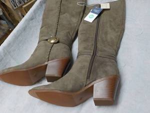 Universal Thread Suede Boots size 8...
