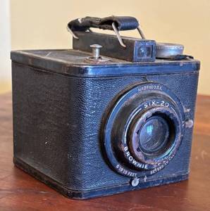 MB - Vintage Kodak Brownie Six-20 Box Camera