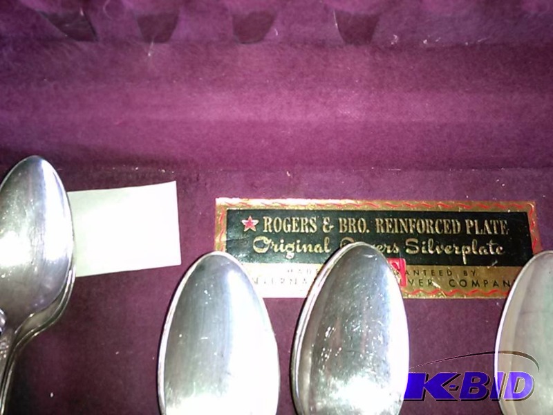 lot 52 image: ANTIQUE 1930S SERVICE FOR 8 ROGERS SILVER PLATE SERVING SET