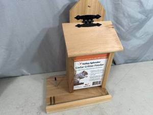 New Valley Splendor Cedar Critter Feeder