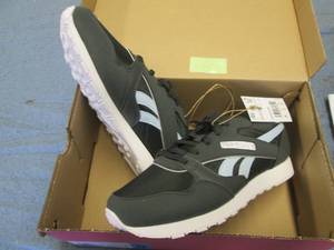 Size 9 Reebok shoes...