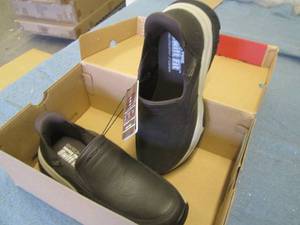 Size 9 Sketchers swift fit shoes...