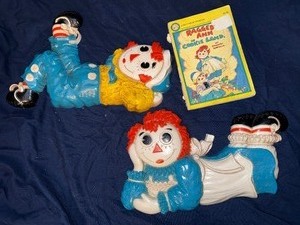1977 Raggedy Ann and Andy plastic wall plaques