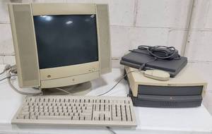 Apple Multiple Scan 15AV Display wKeyboard &amp PowerBook Duo Laptop wApple Duo Dock II