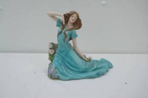 Lisas Garden Home Interiors Porcelain Figurine. 2007. 7 tall