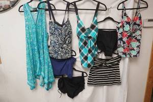 Womens Swimsuit Lot. Size LXL. 4 Tops, 3 bottoms, 1 cover