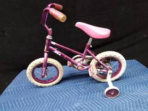 Little girls Magna bicycle with training wheels