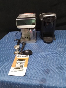 Gourmia automatic expresso maker with accessories and a Keurig