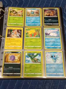 Binder of 90 Pokmon trading cards