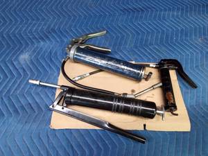 3 Grease guns