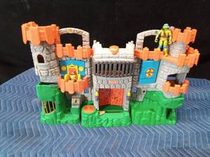 2005 Fisher Price Great Adventures fold & carry castle with hidden pathways inside and 2 turtle figurines