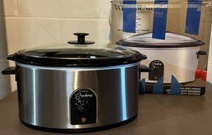 LL- West Bend Crockery Cooker Slow Cooker - Stainless Steel Exterior