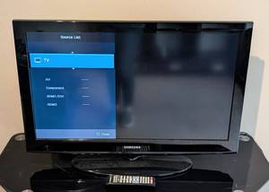 LR - Samsung LN32D403 32-Inch LED TV