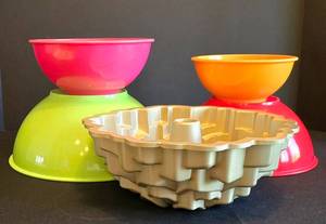 K - Lake Designs Mixing Bowls & Nordic Ware Bundt Pan with Storage Bag