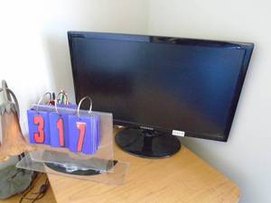 24 inch monitor Samsung. As shown. CASH ON SITE ONLY. PICKUP IS MONDAY MAY 11TH FROM 11 AM TO 4 PM. REGARDLESS WHAT THE SCHEDULE STATES.