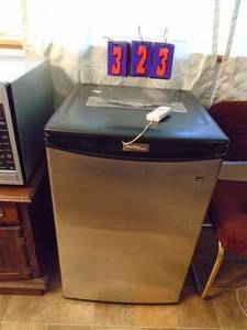 Danby refridgerator cooler. As shown. CASH ON SITE ONLY. PICKUP IS MONDAY MAY 11TH FROM 11 AM TO 4 PM. REGARDLESS WHAT THE SCHEDULE STATES.