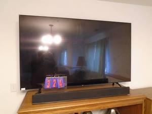 42 inch Samsung flat screen tv. With vizio soundbar & speaker. As shown. CASH ON SITE ONLY. PICKUP IS MONDAY MAY 11TH FROM 11 AM TO 4 PM. REGARDLESS WHAT THE SCHEDULE STATES.