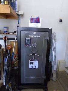 Winchester brand new safe without combo or keys. Appears to be a 26 gun. As is. CASH ON SITE ONLY. PICKUP IS MONDAY MAY 11TH FROM 11 AM TO 4 PM. REGARDLESS WHAT THE SCHEDULE STATES.