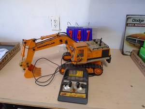 RC excavator digger. Approx 20�. As shown. CASH ON SITE ONLY. PICKUP IS MONDAY MAY 11TH FROM 11 AM TO 4 PM. REGARDLESS WHAT THE SCHEDULE STATES.