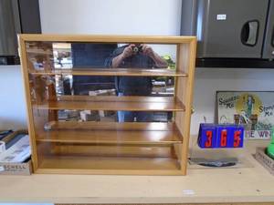 4 sheld display case, Mirrored. As shown. CASH ON SITE ONLY. PICKUP IS MONDAY MAY 11TH FROM 11 AM TO 4 PM. REGARDLESS WHAT THE SCHEDULE STATES.