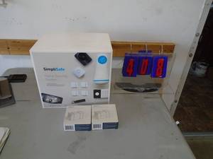 Simply safe alarm system. As shown. Appears new. CASH ON SITE ONLY. PICKUP IS MONDAY MAY 11TH FROM 11 AM TO 4 PM. REGARDLESS WHAT THE SCHEDULE STATES.