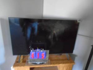 42 inch Samsung flat screen tv. Remote possible but not guaranteed. As shown. CASH ON SITE ONLY. PICKUP IS MONDAY MAY 11TH FROM 11 AM TO 4 PM. REGARDLESS WHAT THE SCHEDULE STATES.