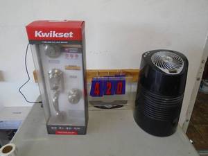 Kwikset entry handle & lock. New in the package. And a fan. As shown. CASH ON SITE ONLY. PICKUP IS MONDAY MAY 11TH FROM 11 AM TO 4 PM. REGARDLESS WHAT THE SCHEDULE STATES.
