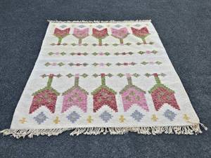Very Nice Handmade Rug wFloral Design