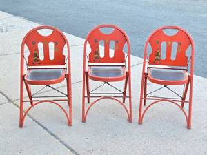 Great Looking Vintage 1930s era Rastetter &amp Sons Solid Kumfort Decorated Folding Chairs