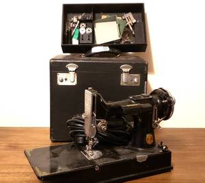 Vintage Singer Featherweight Sewing Machine wCase