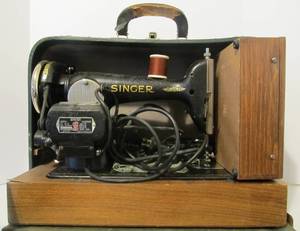 Vintage SINGER Featherweight Sewing Machine wCase&nbsp